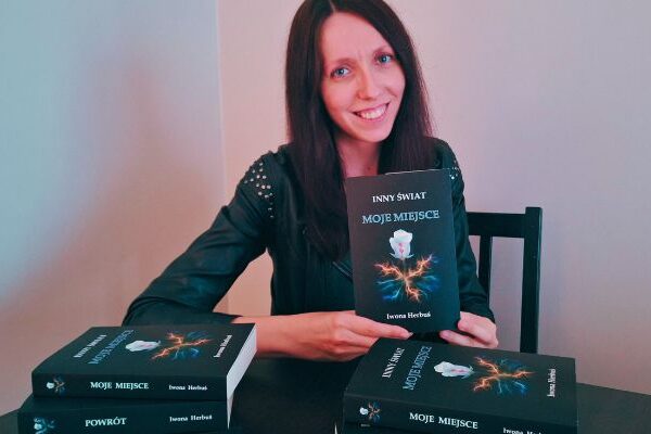 „U mnie w powieściach nic nie dzieje się przez przypadek” – wywiad z Iwoną Herbuś – autorką serii „Inny świat” z gatunku fantastyki psychologicznej
